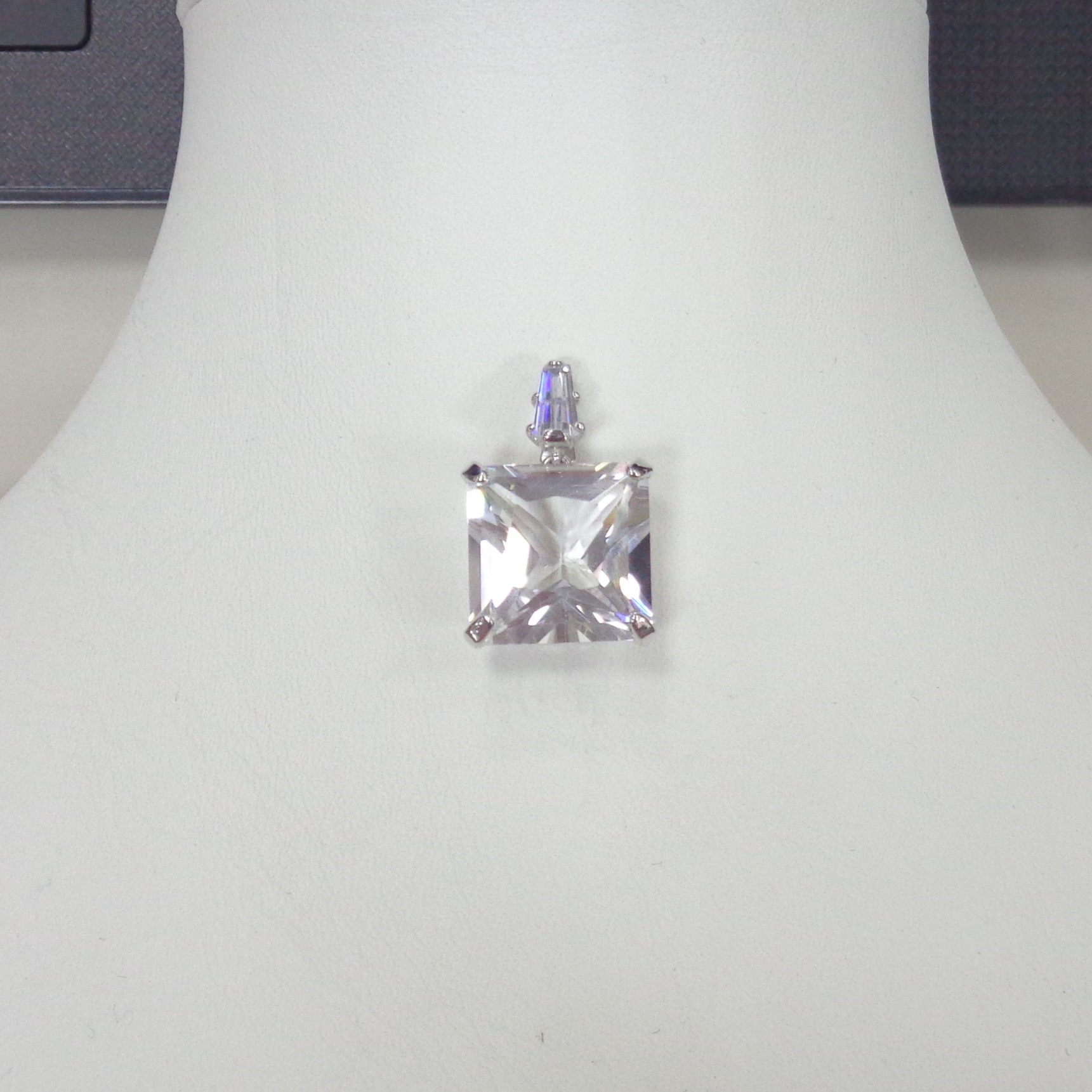 Серебряная подвеска с горным хрусталем